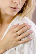 Laden Sie das Bild in den Galerie-Viewer, Ring Ari aus 585 Gelbgold mit grünem Peridot