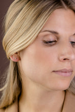 Laden Sie das Bild in den Galerie-Viewer, Ohrringe Linni Stecker aus 585 Gelbgold mit Brillanten 0,10 ct twsi