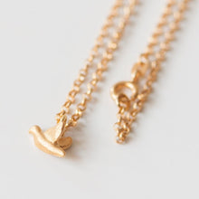 Laden Sie das Bild in den Galerie-Viewer, Kette Frieda mit kleiner Glückstaube 585 Gelbgold